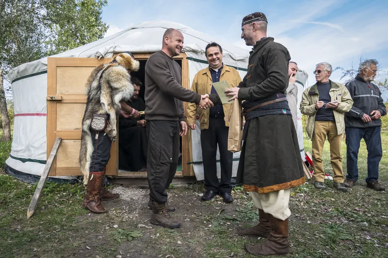 Hagyományos jurtaátadó ünnepség népviseletben, a Sárkánylovas örökség része