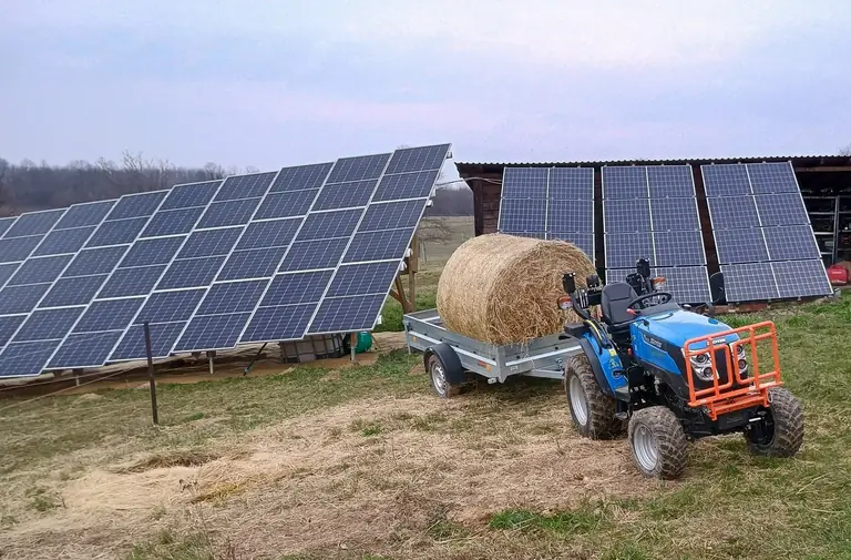 Off-grid élet: napelemes energia és önellátó gazdálkodás - napelem-sor és kistraktor szénabálával